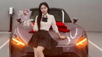 小米SU7女车主身穿JK晒合影 曾求雷军