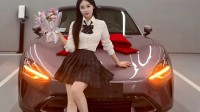 求雷军先提小米SU7女孩终于提车：穿JK裙和车合影