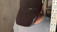 男子为给小孩筹钱治病顶风卖鬼秤：执法人员现场落泪