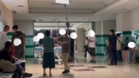 剧组在ICU拍短剧 竟让患者家属哭小声点 