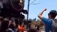 墨西哥女子试图与蒸汽火车自拍 被撞击头部当场身亡