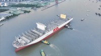 399.99米长!全球最大集装箱船在江苏南通完成出坞