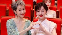 70岁的赵雅芝61岁的叶童携手走红毯 梦回白娘子