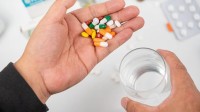 男子为快速入睡吃了40多片安眠药 医生：严重可致死