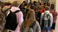 美国一学区拟禁止42.9万学生在校用手机 避免受干扰