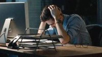 男子每天30次拍照证明加班 离职后向公司索赔18万