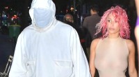 侃爷老婆比安卡穿连体衣看秀 侃爷全白色布料包裹