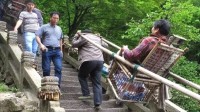 女子呼吁爬山别不好意思坐