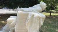 连续两天超过37℃ 美国一座林肯蜡像“热”化了