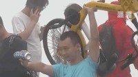 男子扛共享单车爬山看日出：锻炼身体 一辆也就32斤