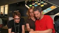 初代iPhone首发太火爆：苹果甚至聘休班警察看守商店
