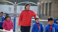 女篮张子宇回应手抓小孩：同班同学 现在关系也很好 