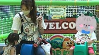 林志玲陪儿子逛游乐场被偶遇 打扮休闲尽显母性温柔