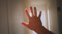 VR触觉反馈手套售价近4万：可让双手感受虚拟物体！
