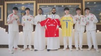 牌面！TES参观利雅得胜利俱乐部后获赠C罗沙特球衣