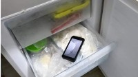 手机发烫被放入冰箱 结果冻冒烟 专家：不可取 