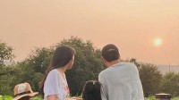 汤唯纪念结婚10周年 晒一家三口游西湖背影照