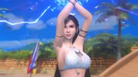 《FF7EC》蒂法新皮肤实机演示：来到海边也不忘操练