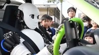 日本研发多年的开车机器人：只能开直线和右转