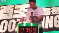 “酒王”现身青岛啤酒节 7.69秒炫完3瓶啤酒
