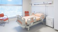 别拍！男子随手拍死蛾蚋 引发感染被迫摘除眼球