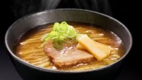 日本厂家推出打游戏专用方便拉面：不占手 纯靠吸