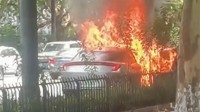 极狐电车载客时自燃 厂家第一时间盖黑布、撬车标