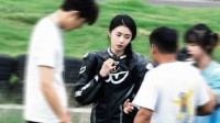 刘浩存新剧路透曝光：黑皮机车服告别甜妹风