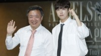 离大谱！韩国演员父子俩饰演恋人：挑战韩国先例