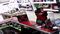 阿根廷男子攒钱数月买PS5情绪激动 与店员开心拥抱