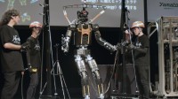 日本创企研发人形机器人 可自动保持身体平衡