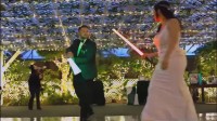 一对美国夫妇举办星球大战主题婚礼：上演光剑对决!