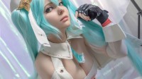 美女推主COS玛奇玛与初音未来超还原：气质形象绝美