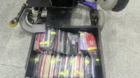 电动轮椅爆改走私装置！旅客藏121台手机入境被查获