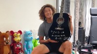 奥运亚军张之臻获周杰伦亲签吉他：希望有机会切磋
