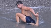 “精灵王子”海边做拉伸 松弛感神似天津跳水大爷
