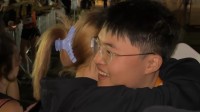 Uzi奥运马拉松完赛 妻子晒奖牌:简老师我永远的骄傲！