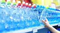日本发布史上首个巨大地震警报 多地民众抢购矿泉水