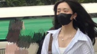 黄多多逛街长腿抢镜 18岁后颜值愈渐向妈妈看齐