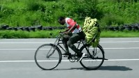 奥德彪骑二八大杠赛道飙车：绝杀职业车手共享单车