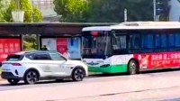 萝卜快跑无人车逆行逼退公交车 网友：整顿公交了？