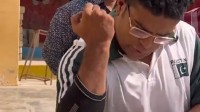 新的世界纪录诞生 巴基斯坦男子30秒压碎169个核桃