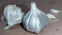 大蒜价格暴涨 印度街头出现假大蒜：由水泥制成