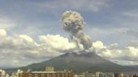日本樱岛火山壮观喷发 烟柱高达2700米
