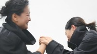 贾玲安藤樱合体拍写真 还掰了手腕