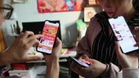 老年人的数字鸿沟：90后女生出游20天全村手机都要瘫 
