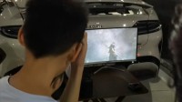小米SU7车主摆摊让别人玩黑神话：首玩免费 5元续命