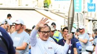 成龙参与巴黎残奥会圣火传递 一出场便被粉丝包围