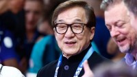 成龙现场观战残奥会 为残奥冠军王小梅颁奖