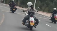 女骑压弯不歪身子只歪头 网友:没少玩《跑跑卡丁车》